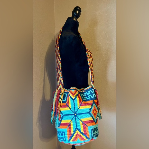 Authentic handwoven Colombian Mochila made by the Wayuu tribe in La Guajira. - Picture 6 of 6
